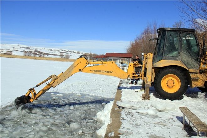 BALIKLAR YAŞASIN DİYE GÖLDEKİ BUZLARI KIRDILAR