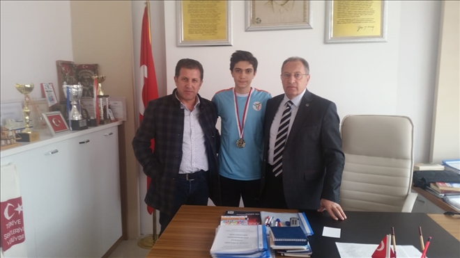 OKUL YÖNETİMİ BİRİNCİYİ KUTLADI