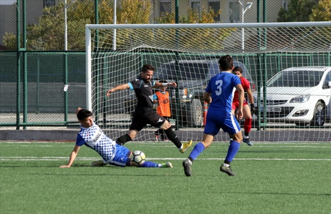 ŞARKIŞLA 10´DA 10 PEŞİNDE