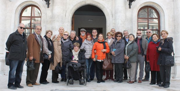 ÇOCUKLARI VE TORUNLARIYLA TEKRAR GELECEKLER