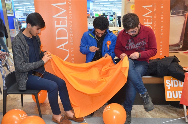 ERKEKLER, KADINLARA DESTEK İÇİN DÜĞME DİKTİ