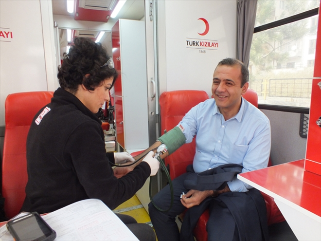 ÖĞRENCİ VELİLERİ VE ÖĞRETMENLERDEN KAN BAĞIŞI