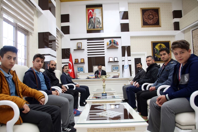 MASA TENİS BİRİNCİLERİ KAYMAKAM´I ZİYARET ETTİ