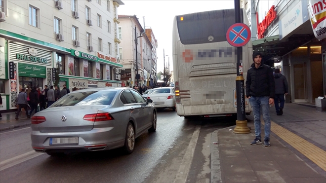 OTOBÜS PARK ETTİ TRAFİK FELÇ OLDU