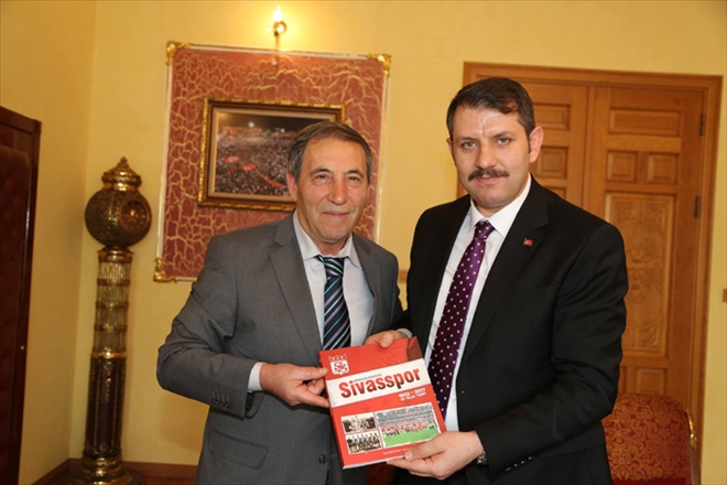 VALİ´YE SİVASSPOR KİTABI HEDİYE ETTİ