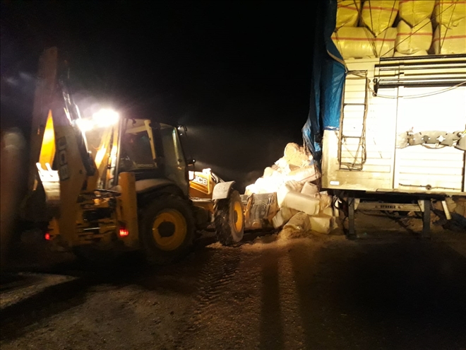 SAMAN YÜKLÜ TIR´IN DORSESİ YANDI