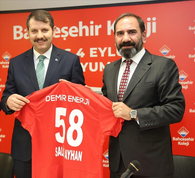 OTYAKMAZ, VALİ´YE FORMA HEDİYE ETTİ