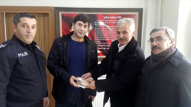 KAYBETTİĞİ PARASINA POLİS SAYESİNDE KAVUŞTU