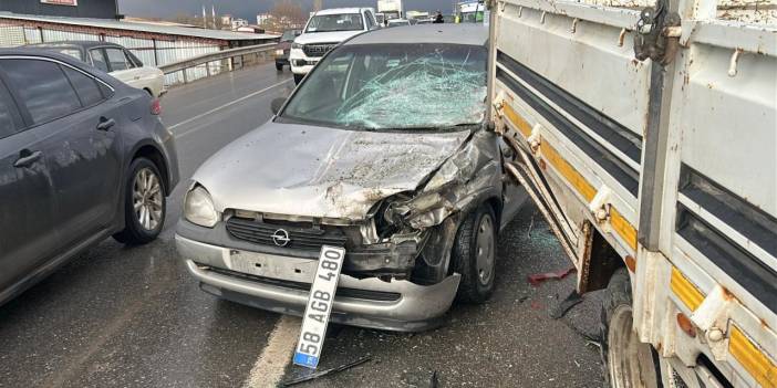 Sivas'ta kamyonet ile otomobil çarpıştı: 1 yaralı