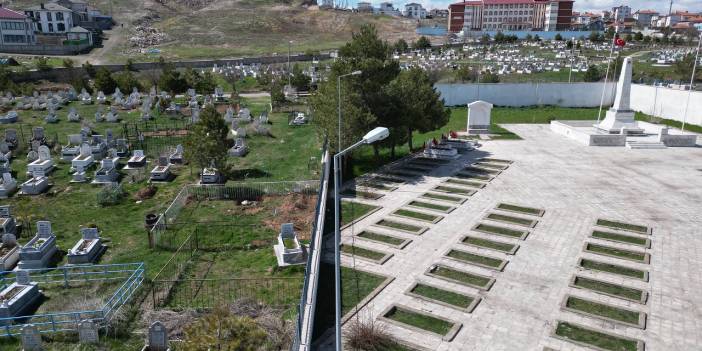 Sivas'ta aynı mezarlıkta iki kıble! Hangisi doğru?