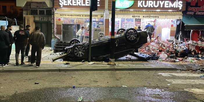 Sivas'ta otomobil iş yerlerine çarpıp, devrildi
