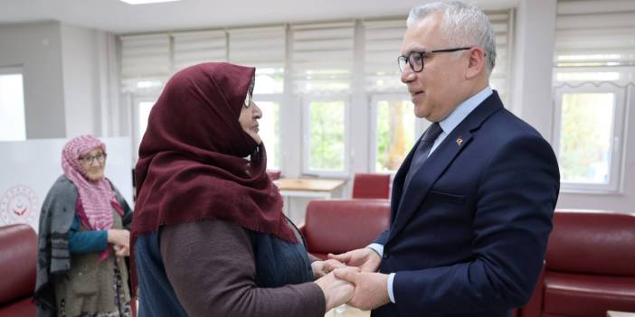 Sivas Valisi Şimşek huzurevi sakinleriyle bayramlaştı