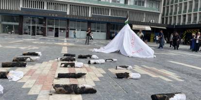 Öğretim görevlisinden kefenli protesto
