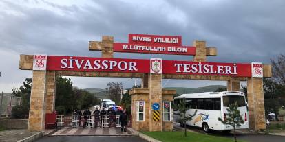 Sivassporlu Taraftarlar Sivasspor Tesislerini Bastı