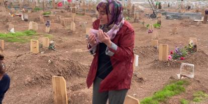 Acılı Anne Sivas'ta Katledilen Çocuklarının Mezarını Ziyaret Etti