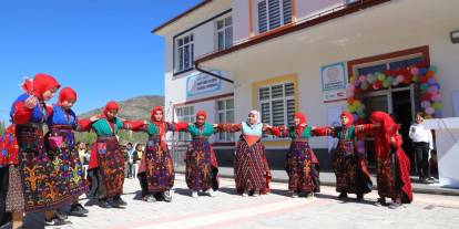Okumayı Öğrendiler Köye Bayram Getirdiler