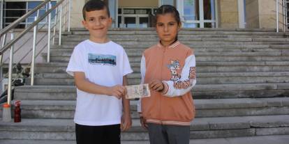 Sivaslı Minik Öğrenci, İz Sürerek Paranın Sahibine Ulaştı