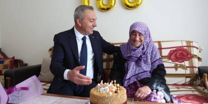 Sivas'ta Asırlık Çınara Doğum Günü Sürprizi
