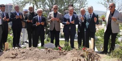 Destici, Aytekin Kulmaç'ın Mezarını ve Ailesini Ziyaret Etti