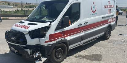 Sivas'ta Ambulans Otomobille Çarpıştı!