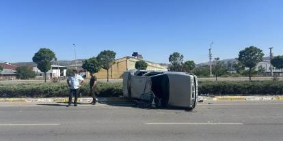 Sivas'ta otomobil devrildi: 2 yaralı