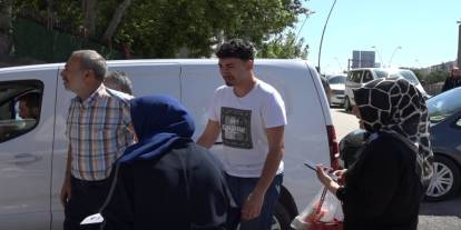YKS'ye geç kalan genç, gözyaşlarını tutamadı
