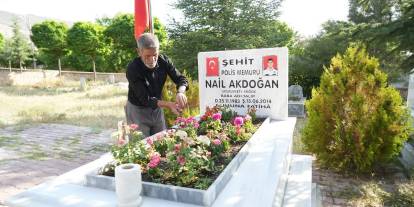 19 yıldır karşılıksız mezarlık bakımı yapıyor