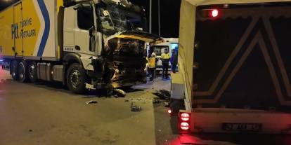 Sivas'ta Kargo Kamyonu ile Minibüs Çarpıştı: 2 Yaralı
