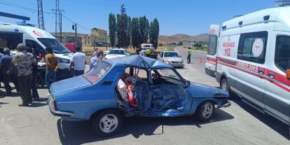 Sivas'ta Otomobiller Çarpıştı: 4 Yaralı