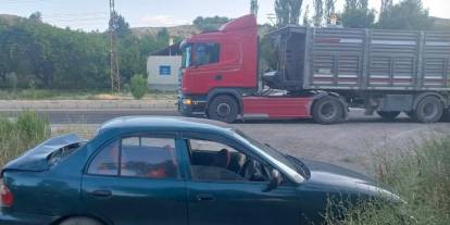 Sivas'ta TIR ve Otomobil Çarpıştı