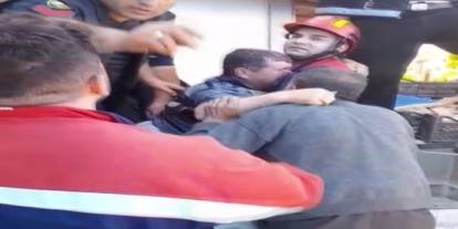 Sivas'ta su kuyusuna düşen adamı itfaiye kurtardı