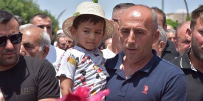 ‘Sana topladım’ deyip şehit babasının tabutuna çiçek bıraktı