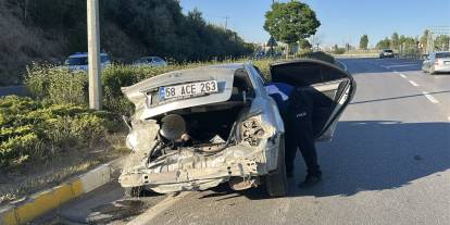 Sivas'ta Otomobil Refüje Çarptı: 2 Yaralı