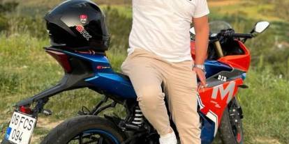 Bariyerlere çarpan motosiklet sürücüsü öldü