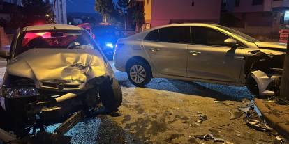 Sivas'ta 2 Otomobil Çarpıştı: 6 Yaralı