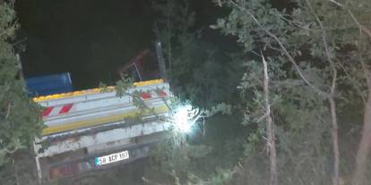 Sivas'ta Kamyonet Şarampole Devrildi: 3 Yaralı