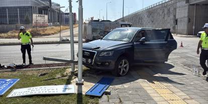 Sivas'ta İki Otomobil Çarpıştı: 6 Yaralı