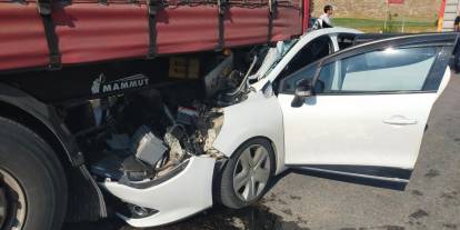 Sivas'ta Otomobil Tıra Çarptı: 2'si Çocuk 6 Yaralı