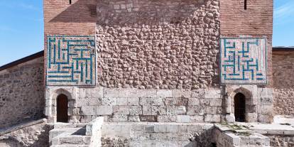 Sivas’taki Tarihi Medresenin Gizemli Mâ’kılî Motifleri Dikkat Çekiyor