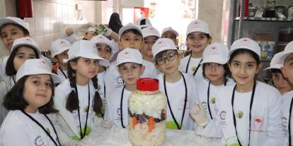 Sivas’ta minikler turşu kurup tarhana paketledi