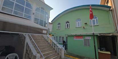 Caminin kadınlar tuvaletinde erkek cesedi bulundu