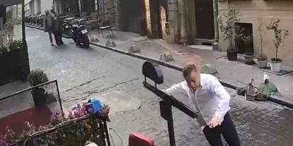 Beyoğlu’nda silahlı kavga: 2 yaralı, 3 gözaltı