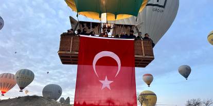 Kapadokya’da gökyüzü Türk bayraklarıyla donatıldı
