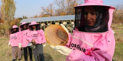 Van’da pembe maskeli kadın arıcılar meme kanserine dikkat çekti