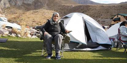 Sivaslı 73 yaşındaki dağcı gençlere taş çıkartıyor