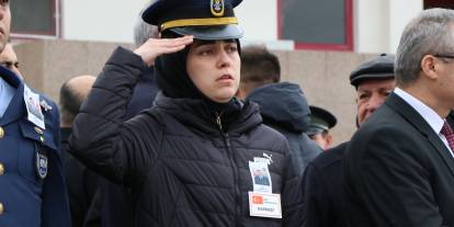 Şehit ağabeyinin cenazesini, asker selamıyla karşıladı