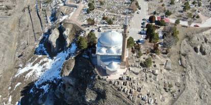 Sivaslılar her Cuma, uçurumun ucundaki bu türbeye gidiyor