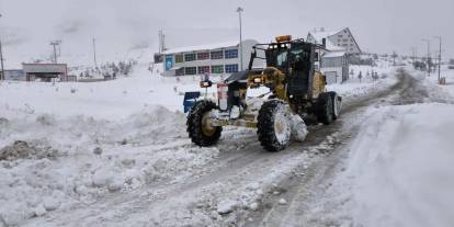 Sivas’ta karla mücadele aralıksız sürüyor: 93 araç, 132 personel sahada