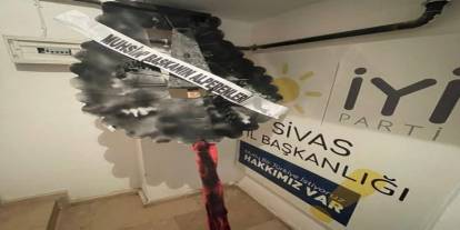 Sivas'ta İYİ Parti il binasına siyah çelenk bırakıldı