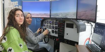 Sivas’ta Öğrenciler, Uçak Simülatörü ile Pilotaj Eğitimi Alıyor